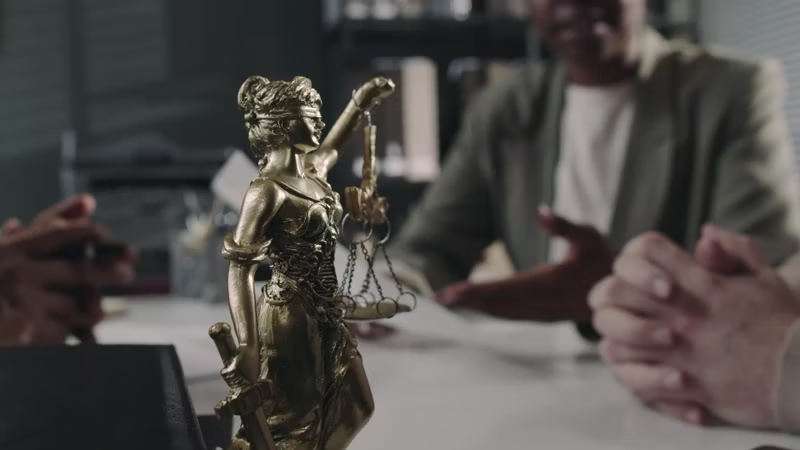 Estudio Jurídico Klun & Galassi - Estatua de la Justicia representando nuestros valores de equidad y profesionalismo legal